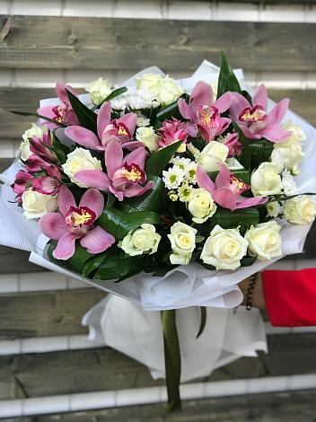 Букет цветов из: Розы и Хризантемы в Марках