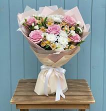 Букет цветов из:  Гвоздики, Орхидеи и Розы в Марках