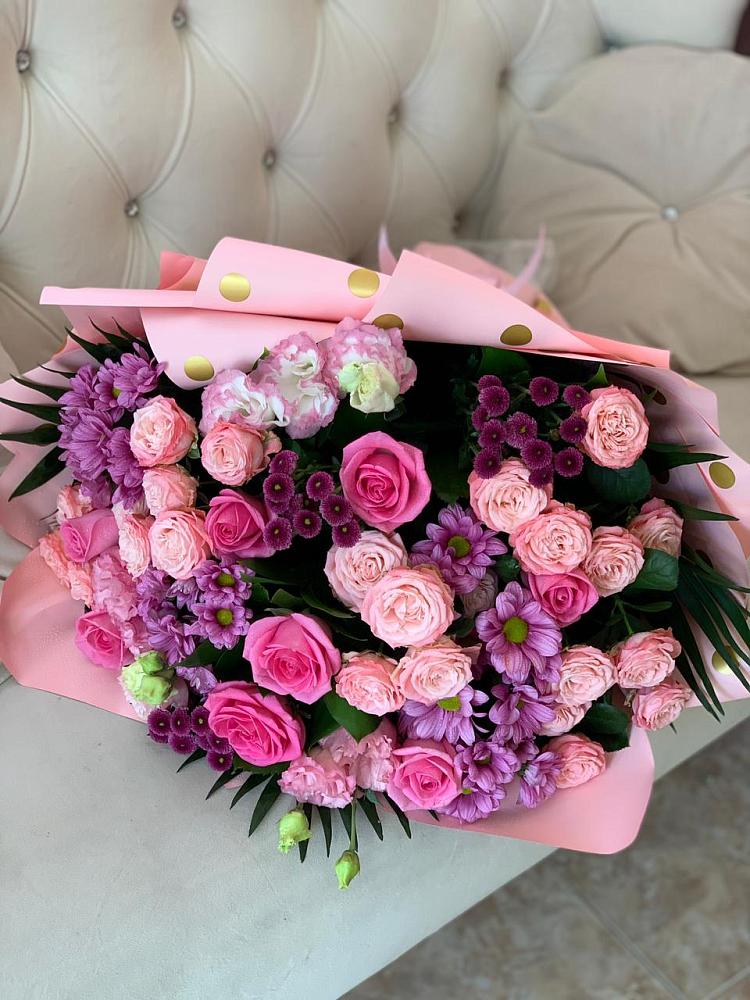 Букет цветов из: Хризантемы, Розы и Лизиантусы в Марках