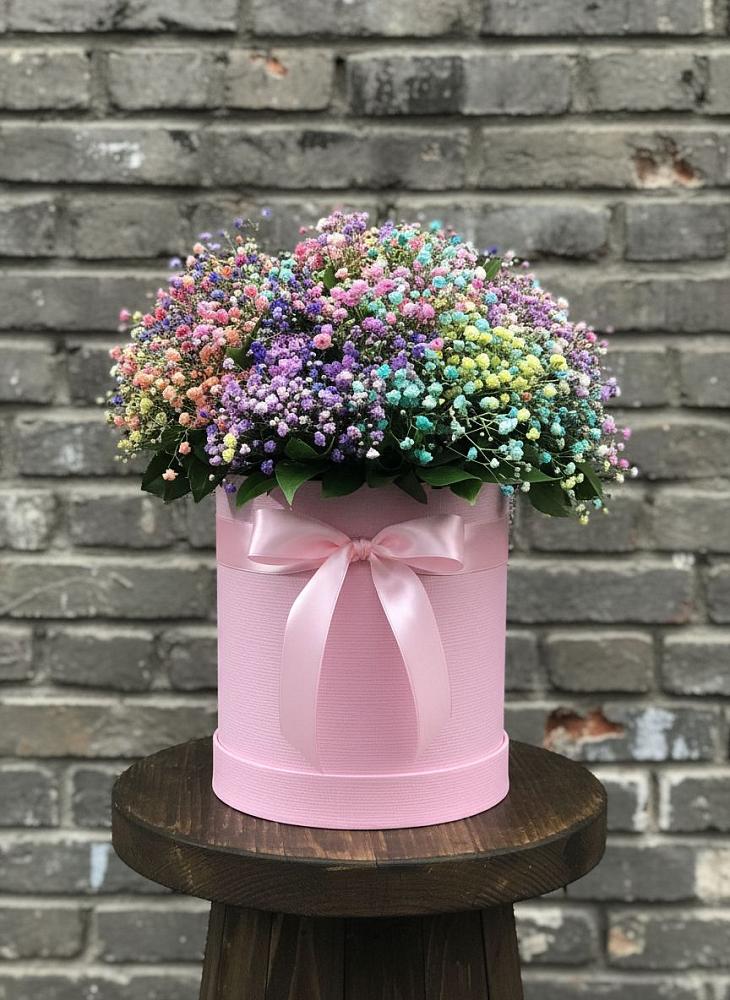 Цветочная композиция из Гипсофила и Розы в шляпной коробке в Марках