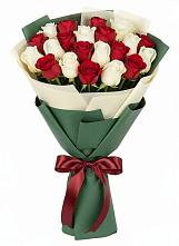 Букет Микс из красных и белых роз в Марках