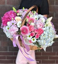 Цветочная композиция из Розы, Хризантемы, Пионы и Лизиантусы в корзине в Марках