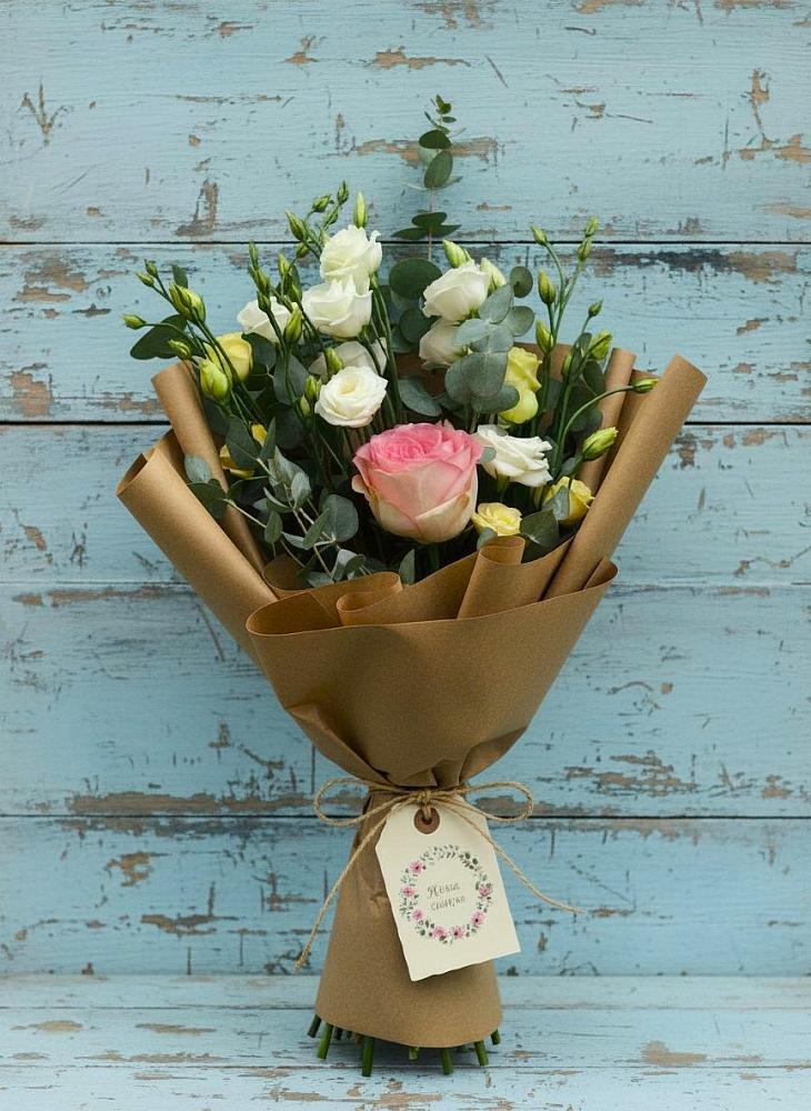 Букет цветов из: Розы и Лизиантусы в Марках