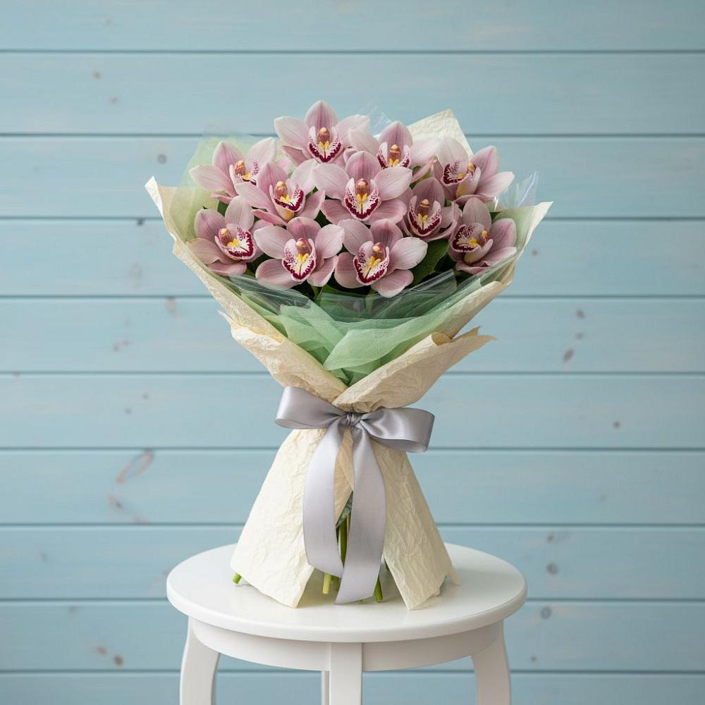 Букет цветов из: Орхидеи и Розы в Марках