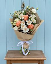 Букет цветов из:  Альстромерии, Лизиантусы, Розы и Хризантемы в Марках