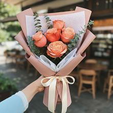 Букет цветов из:  Розы в Марках