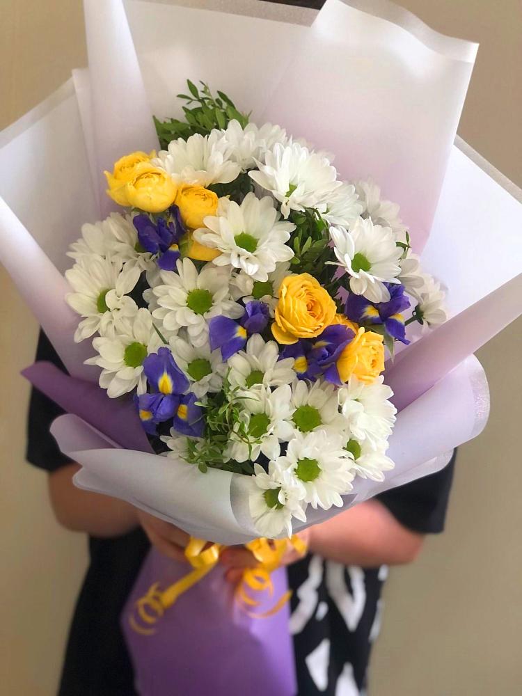 Букет цветов из: Ирисы, Хризантемы и Розы в Марках