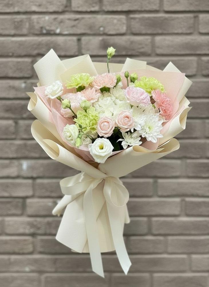 Букет цветов из: Гвоздики, Розы, Лизиантусы и Хризантемы в Марках