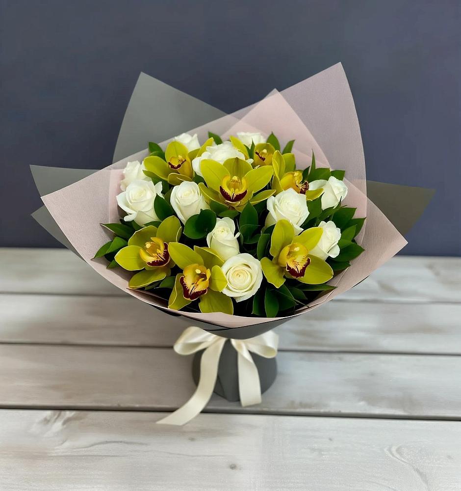 Букет цветов из: Орхидеи и Розы в Марках