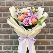 Букет цветов из:  Лизиантусы и Розы в Марках