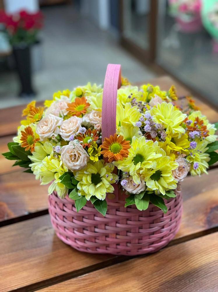 Цветочная композиция из Хризантемы и Розы в корзине в Марках