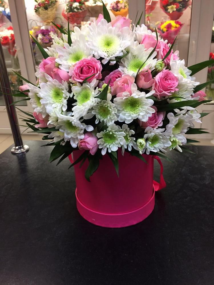 Цветочная композиция из Розы и Хризантемы в шляпной коробке в Марках