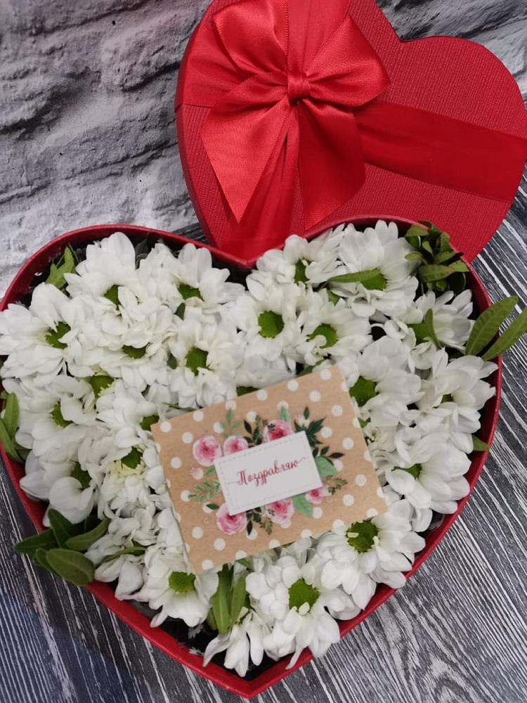 Цветочная композиция из Хризантемы в виде сердца в Марках