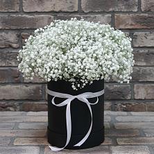 Цветочная композиция из Гипсофила в шляпной коробке в Марках