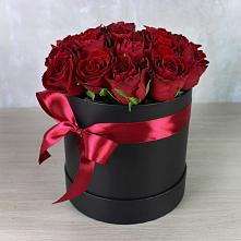 Цветочная композиция из Розы в шляпной коробке в Марках