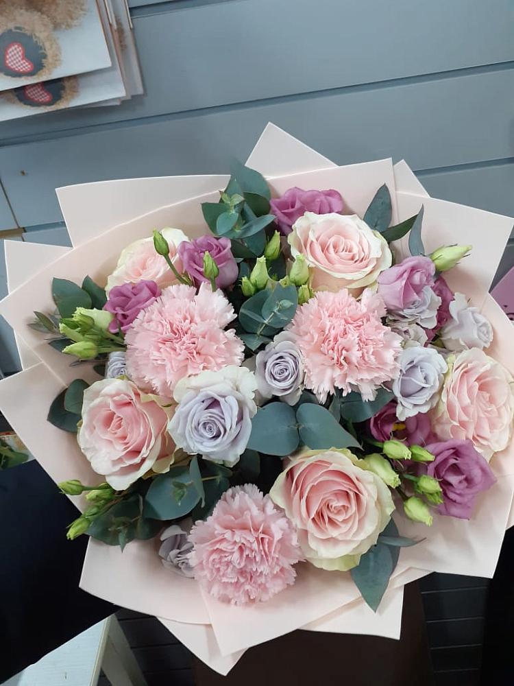 Букет цветов из: Розы, Гвоздики и Лизиантусы в Марках