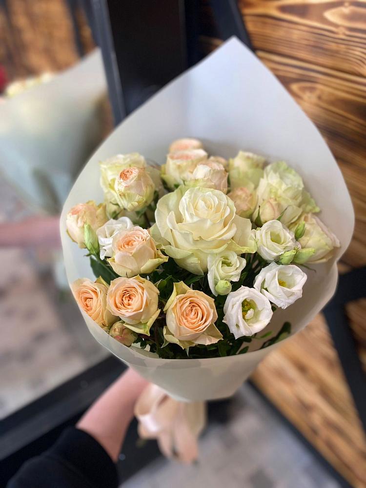 Букет цветов из: Розы и Лизиантусы в Марках