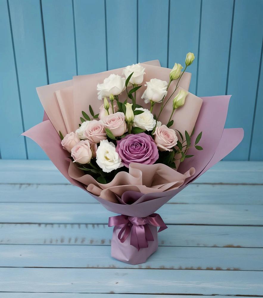 Букет цветов из: Розы и Лизиантусы в Марках